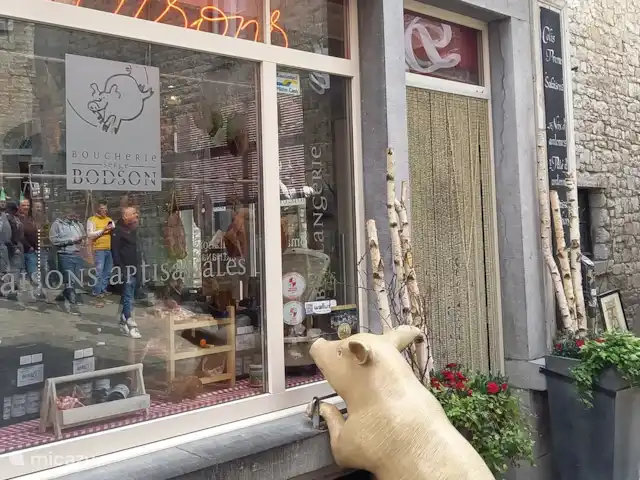 Location de Vacances Belgique, Ardennes, Durbuy, maison de vacances - Maison Tronchiennes Une boucherie bien connue au cœur de Durbuy.  De délicieuses saucisses ardennaises dans toutes sortes de saveurs et des sandwichs qu’ils vendent ici ! 
4-6 juillet : Marché Festifood où les artisans sont mis à l’honneur.