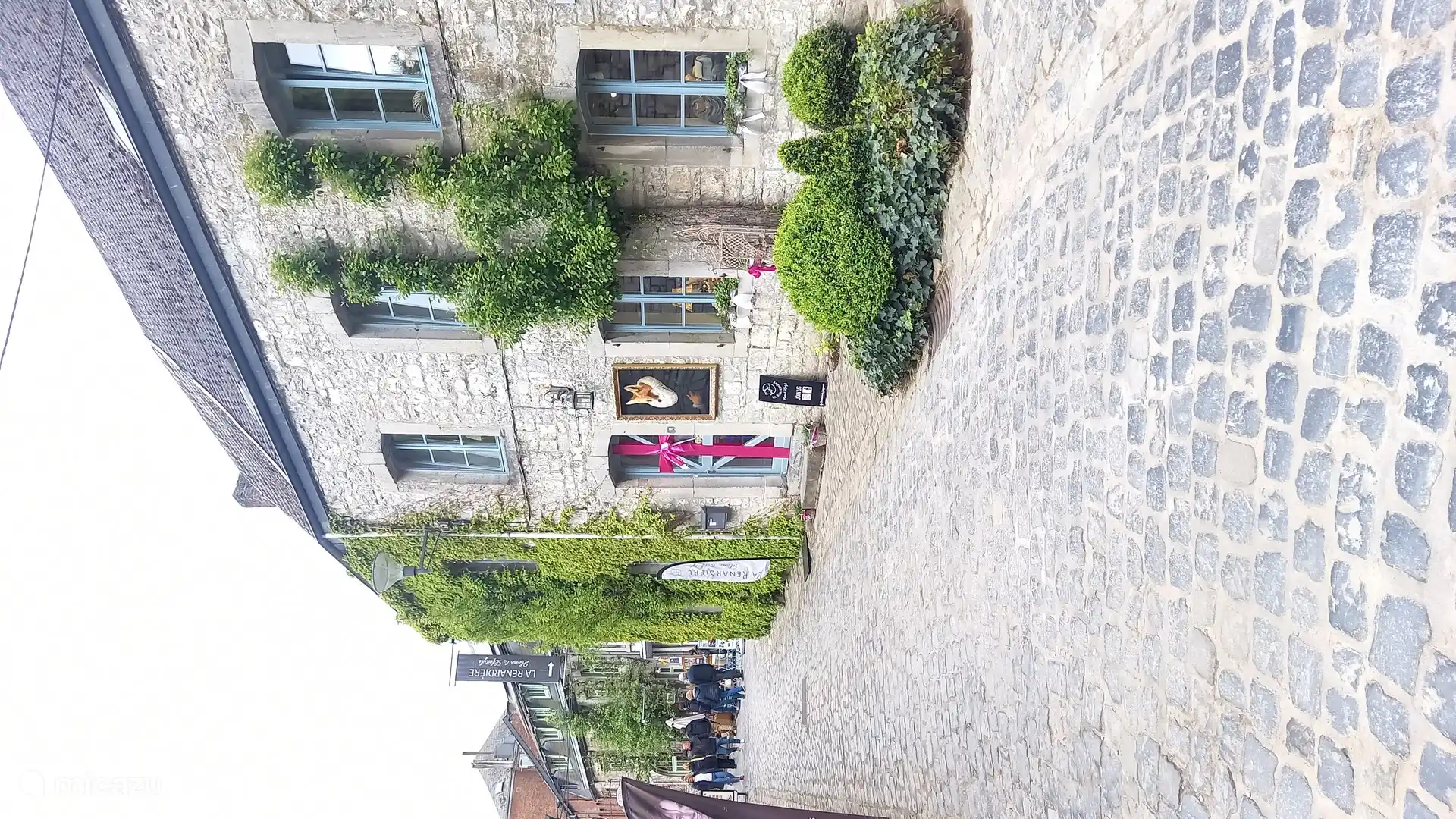 Sobald man in Durbuy ankommt, kann man die engen Straßen, die Häuser aus dem 17. Jahrhundert, gute Restaurants und schöne Geschäfte genießen!
Vom 21.11.25 bis 01.05.26 findet hier der wunderbare Weihnachtsmarkt statt!