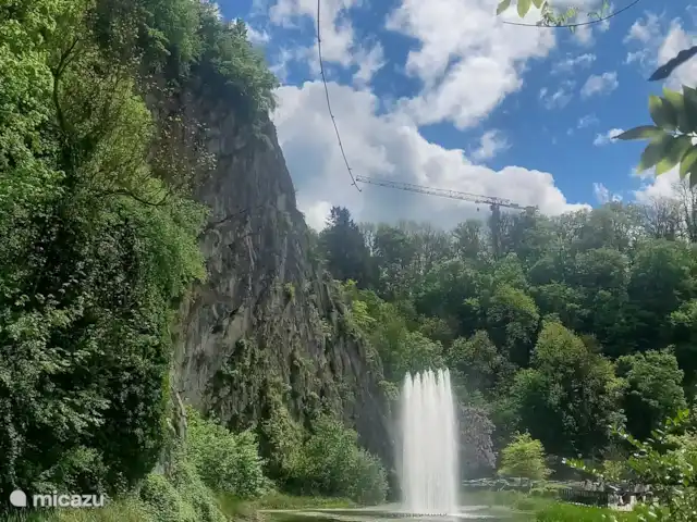 Location de Vacances Belgique, Ardennes, Durbuy, maison de vacances - Maison Tronchiennes Le rocher de Durbuy connu sous le nom d'Anticlinal », la forme en U inversé est très spécial et a plus de 300 millions d’années !
Le 20 juillet, le feu d’artifice annuel de Durbuy aura lieu ici !