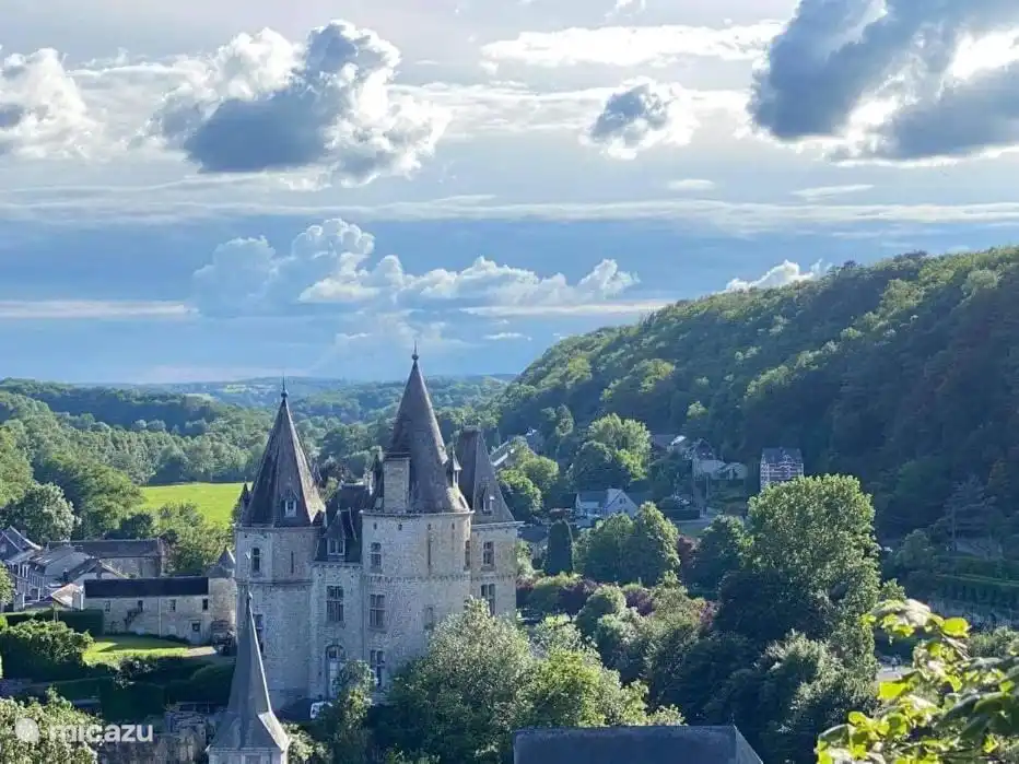 Durbuy, die kleinste Stadt der Welt. Mit dem Touristenzug, der stündlich vom Zentrum abfährt, können Sie die Umgebung von Durbuy erkunden. Auf dem Foto sehen Sie die Burg von Durbuy.