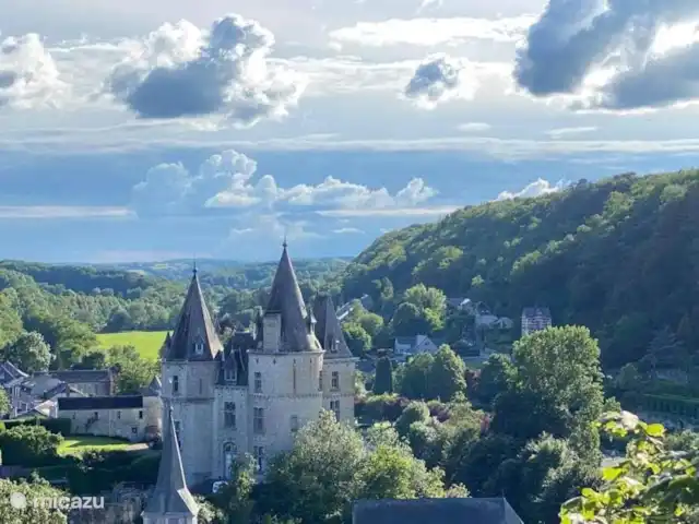 Location de Vacances Belgique, Ardennes, Durbuy, maison de vacances - Maison Tronchiennes Durbuy, la plus petite ville du monde. Avec le train touristique qui part toutes les heures du centre, vous pourrez explorer les environs de Durbuy. Sur la photo, vous pouvez voir le château de Durbuy.