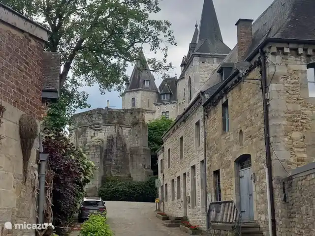 Location de Vacances Belgique, Ardennes, Durbuy, maison de vacances - Maison Tronchiennes l’une des rues médiévales avec le portail d’entrée du château à la fin