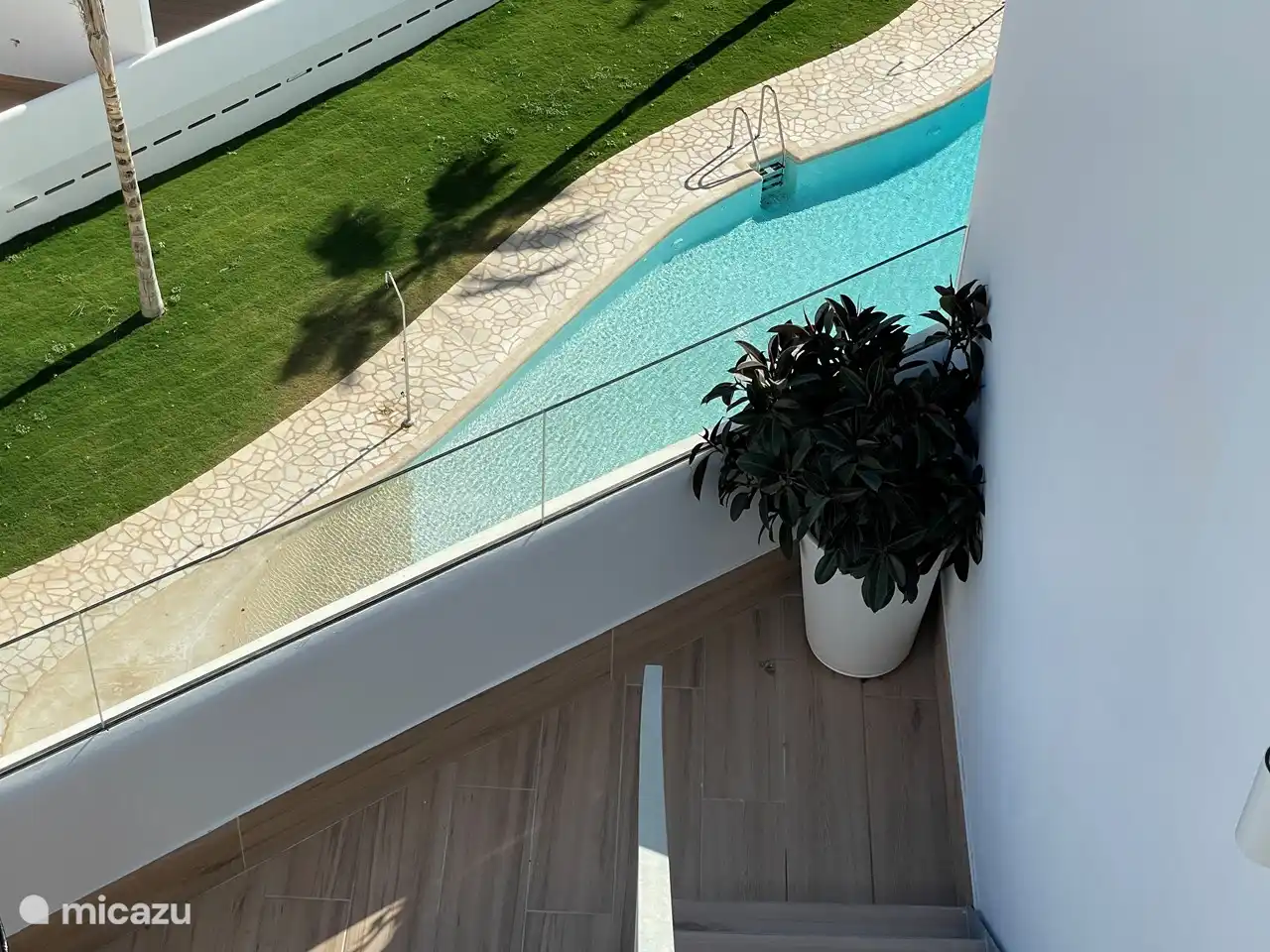 Het benedenterras en zwembad op de achtergrond.