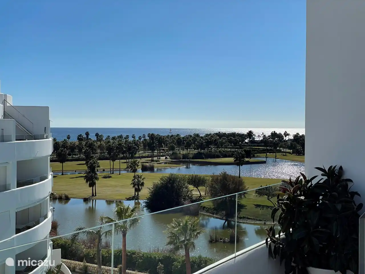 Het benedenterras is ruim 15m2 en heeft meerdere gezellige zithoekjes en een zonnenscherm