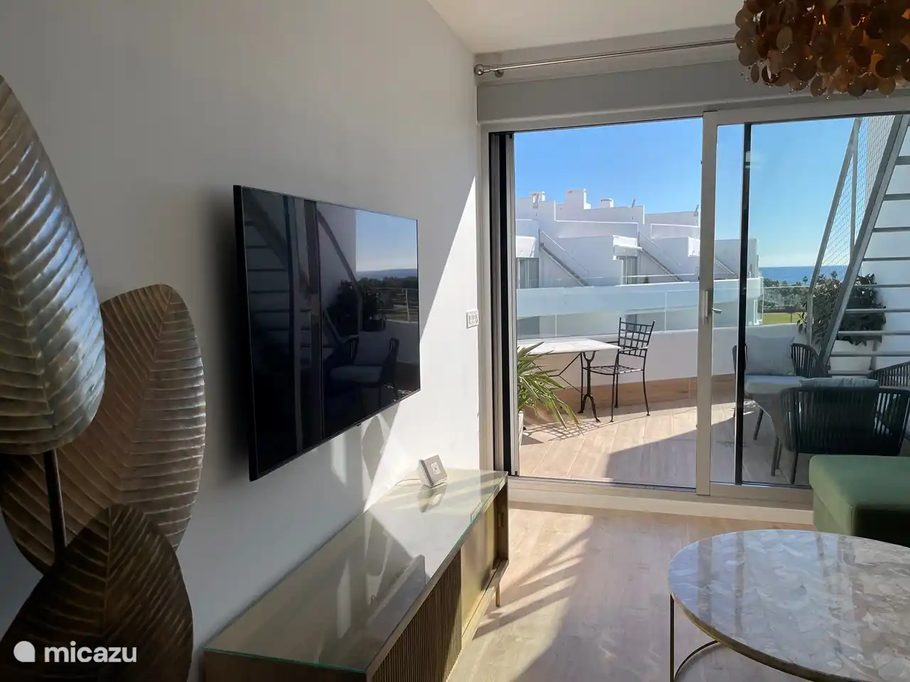 Grote televisie in gezellige woonkamer