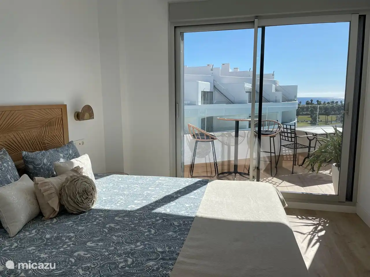 Riante slaapkamer met geruisloze ventilator aan het plafond