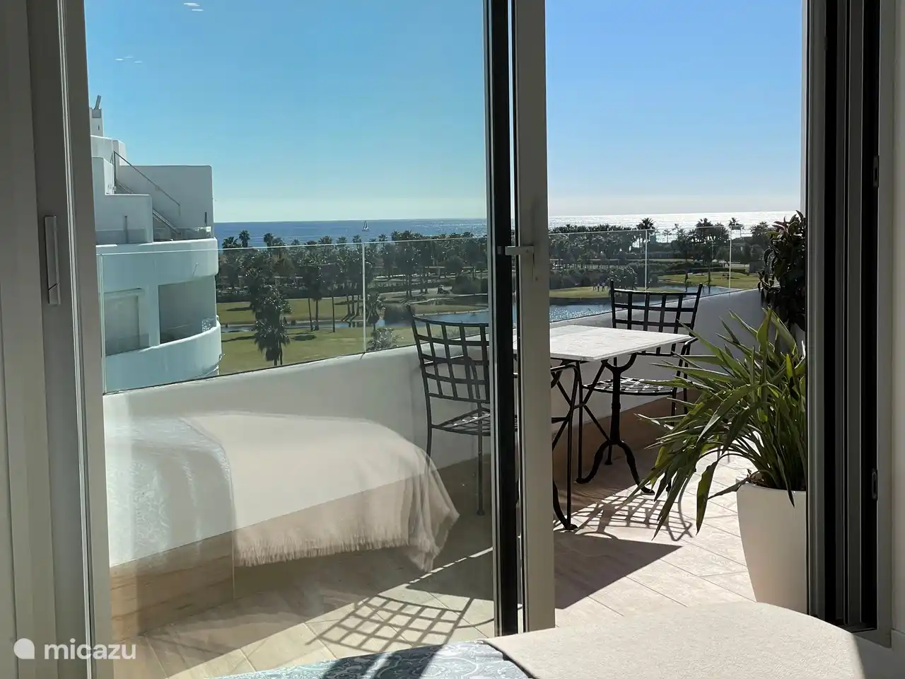 Uitzicht vanuit de slaapkamer, me directe toegang tot het terras.