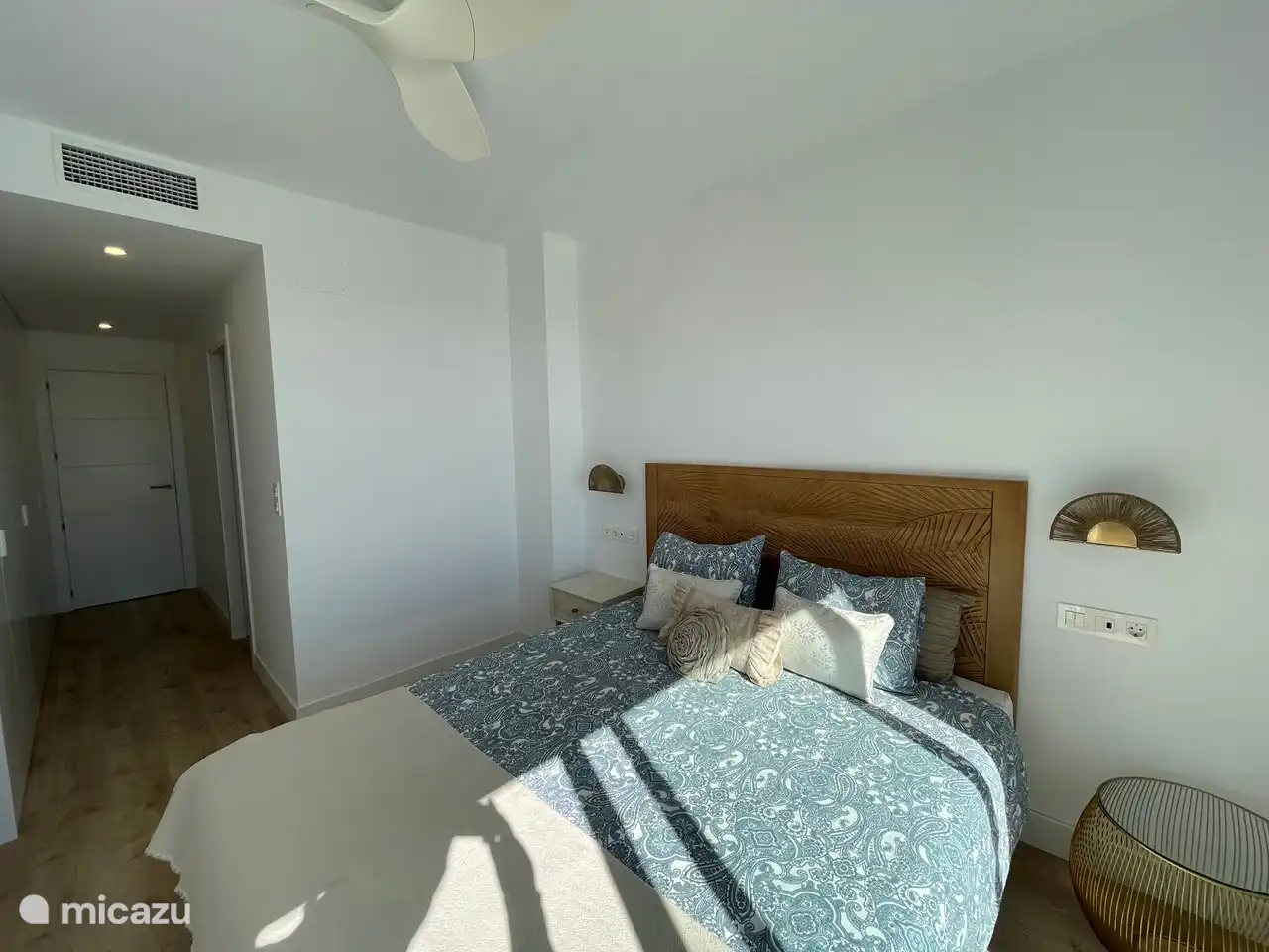 Ruime slaapkamer met luxe inbouwkasten