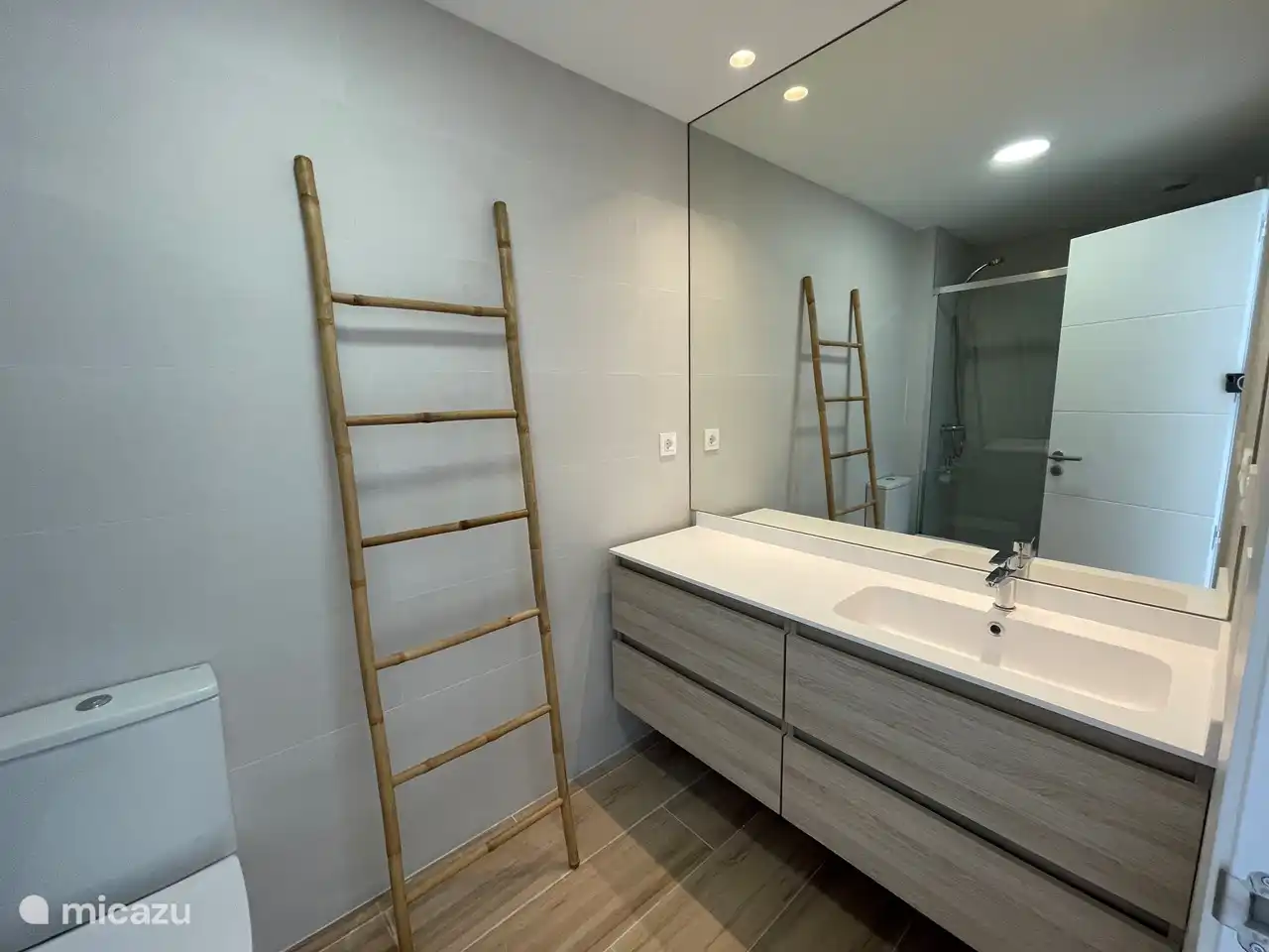 Ruime en suite badkamer
