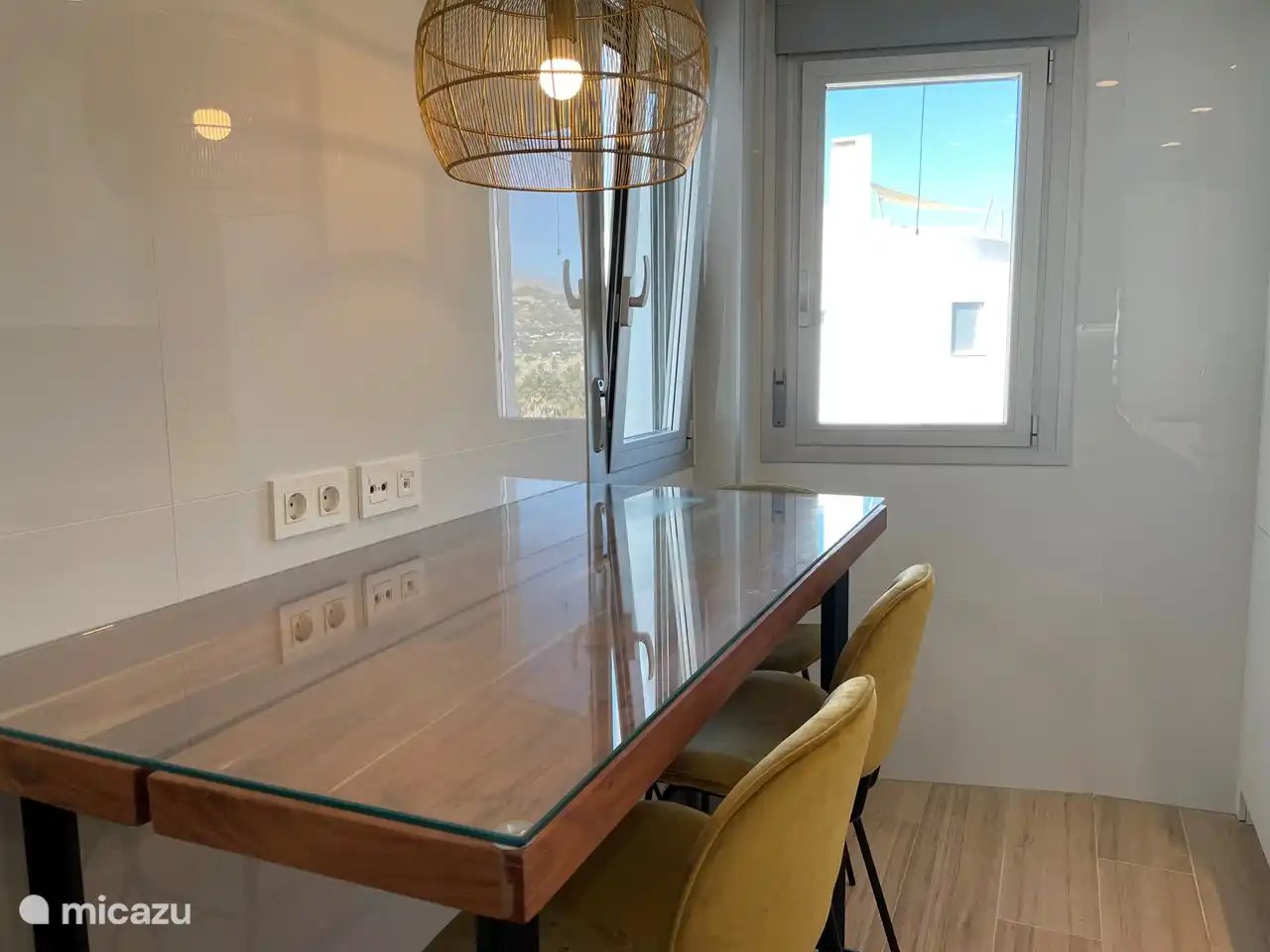 Luxe aparte keuken met hoge tafel