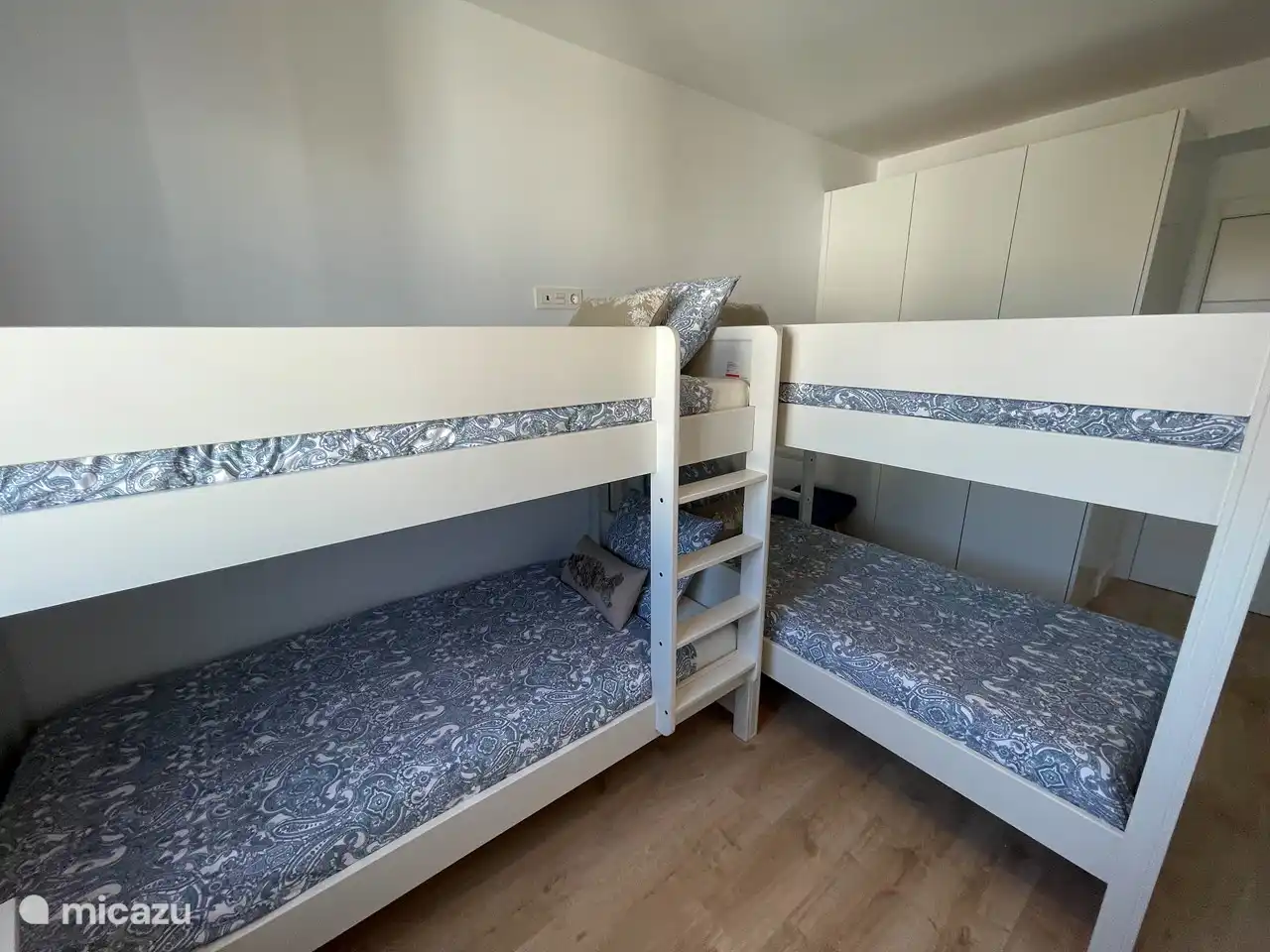 Tweede slaapkamer met twee stapelbedden