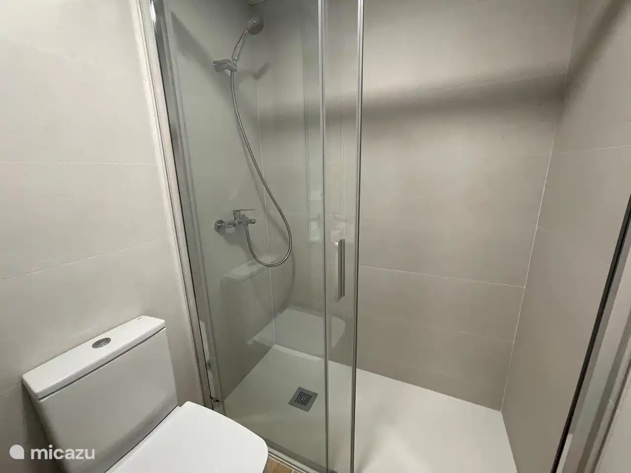 Tweede badkamer met inloopdouche