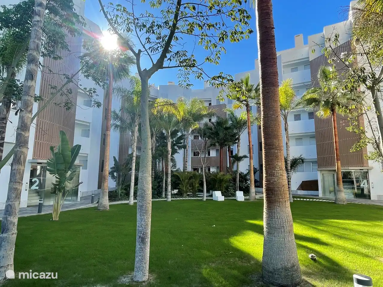 Prachtige tuin aangrenzend aan de ingang van het appartement