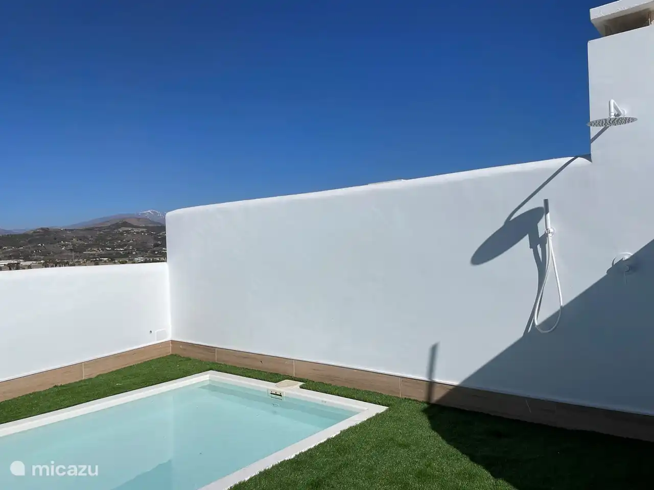 Douchen met uniek uitzicht op zee en bergen