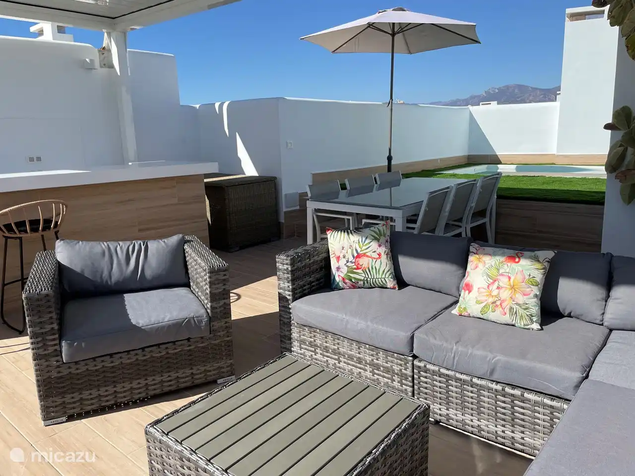 Het dakterras is voorzien van riante zithoek, eethoek, zwembad en een bar.