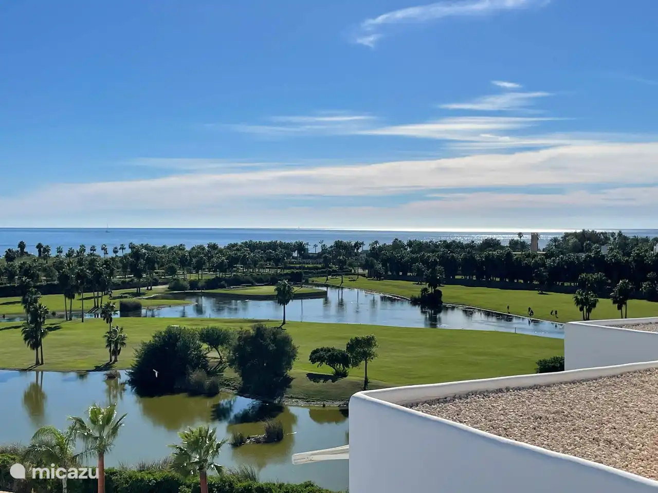 De aangelegen golfbaan is het hele jaar open.