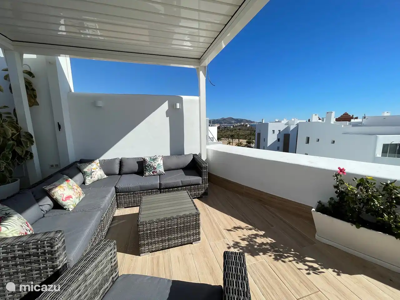 Het terras heeft genoeg zon en schaduw dankzij de bioklimatische pergola welke meganisch open en dicht kan. Inclusief zonneschermen voor extra privacy.