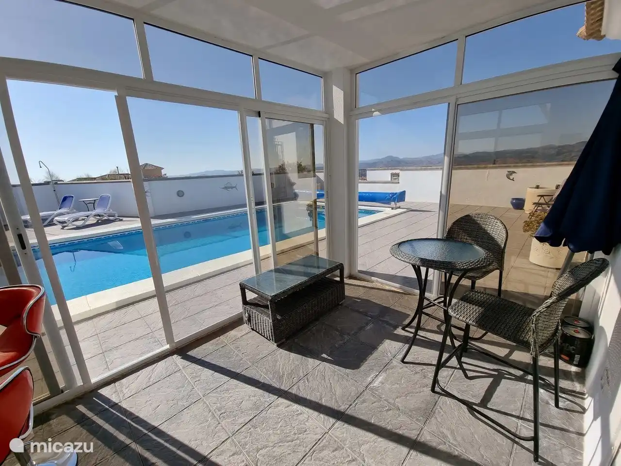 Bar de la piscine. Agréable comme salle de petit-déjeuner le matin ou apéritif le soir.
