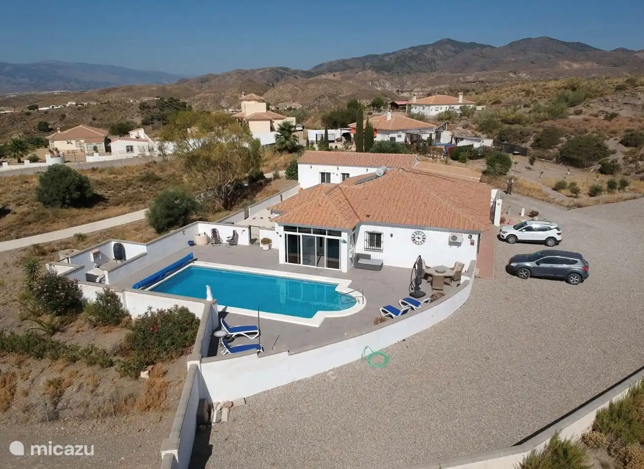Vue aérienne, parking spacieux, piscine chauffée avec bar de la piscine