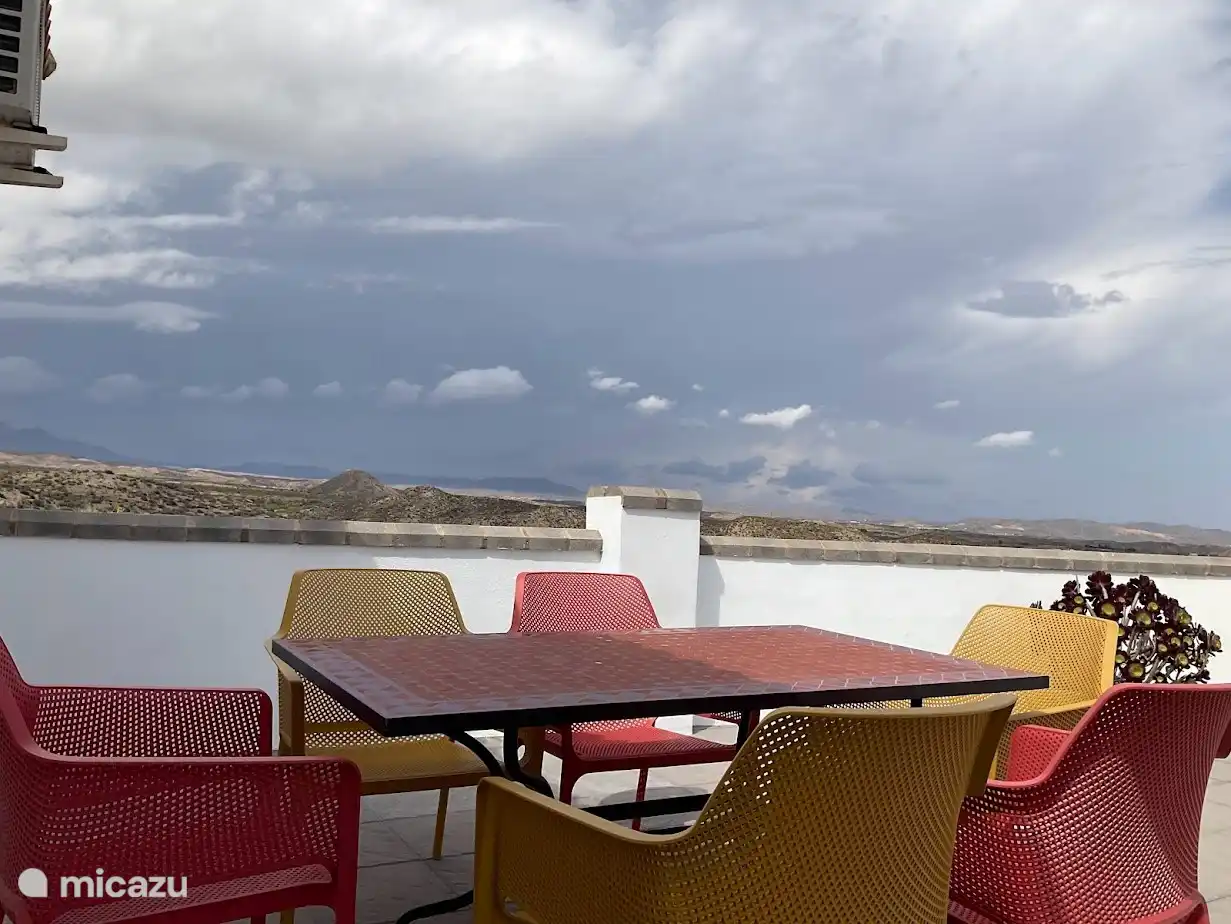 Dîner ou déjeuner au bord de la piscine avec une belle vue sur la vallée d'Almanzora