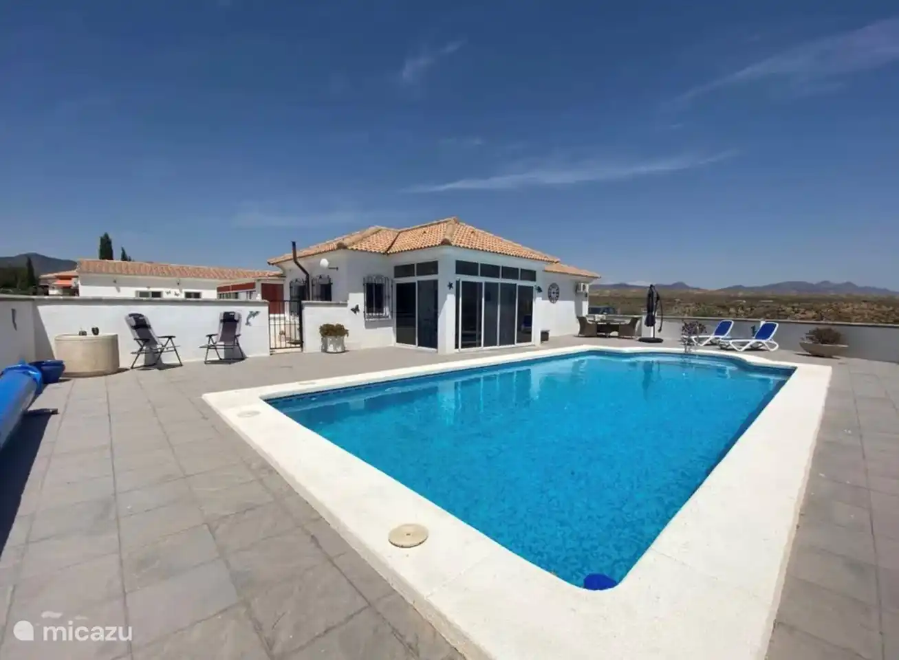 Piscine de 10 mètres sur 5 avec bar de piscine