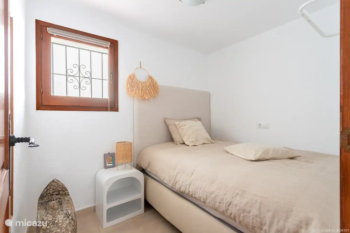 Dormitorio para 1 persona con una cómoda cama doble.