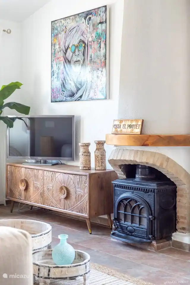 Salón con zona de estar y cocina abierta.