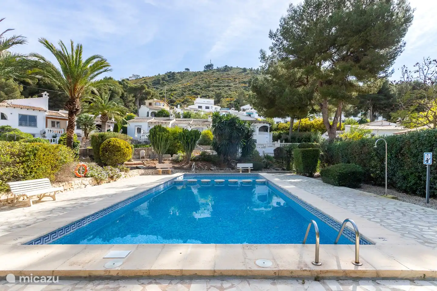 Piscina tranquila y grande