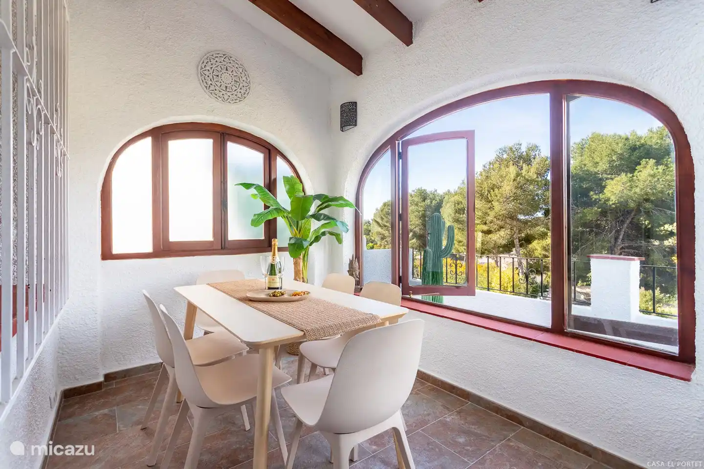 Patio/Naya con comedor y hermosa vista
