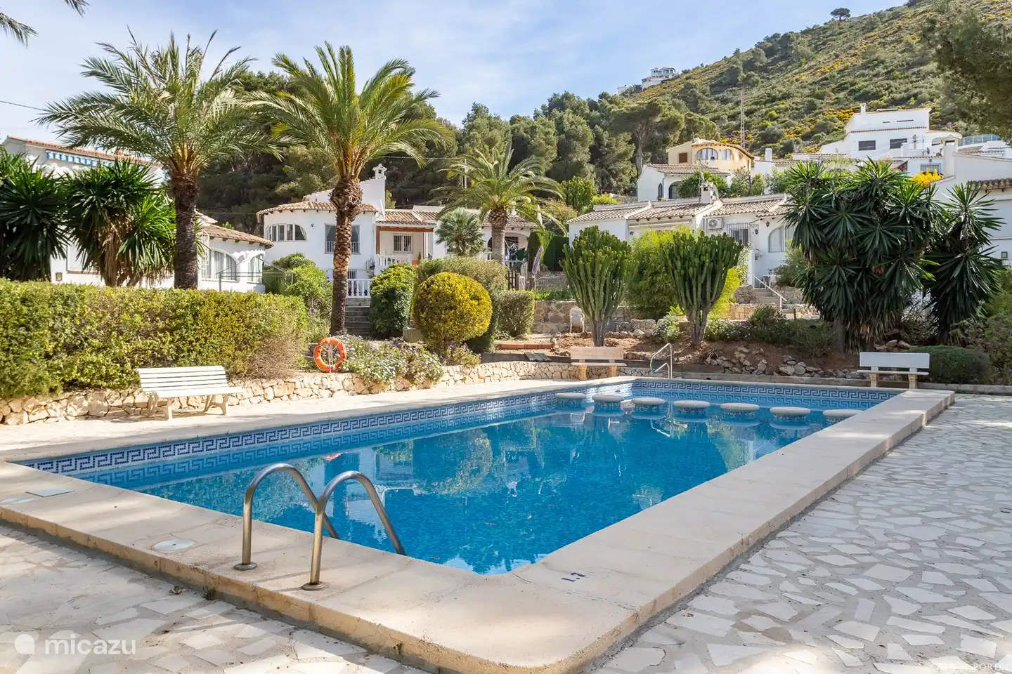 Piscina grande y tranquila