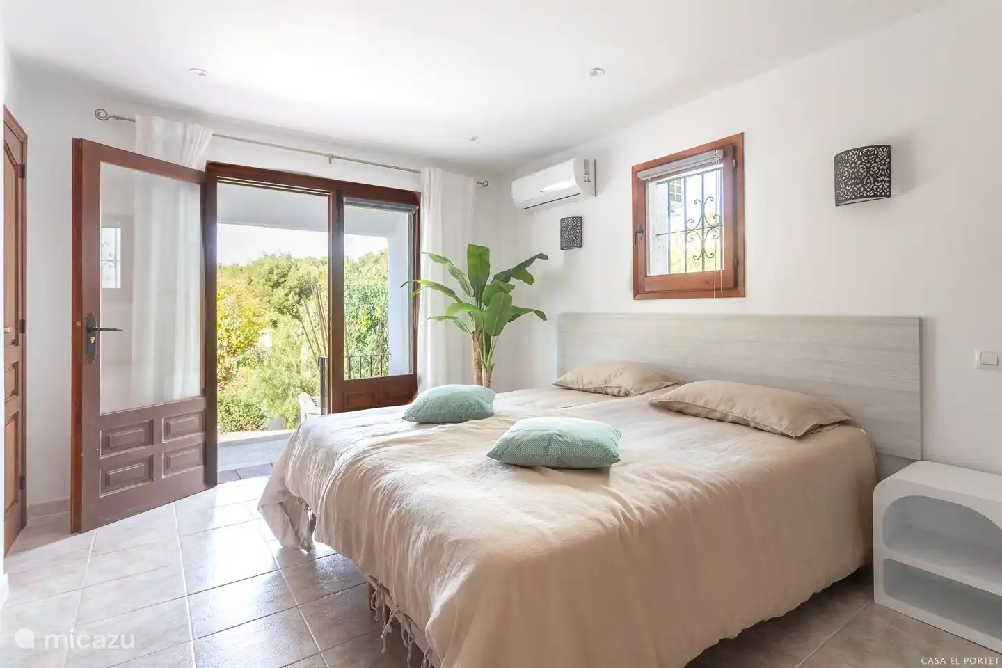 Dormitorio doble con cama grande y cómoda.