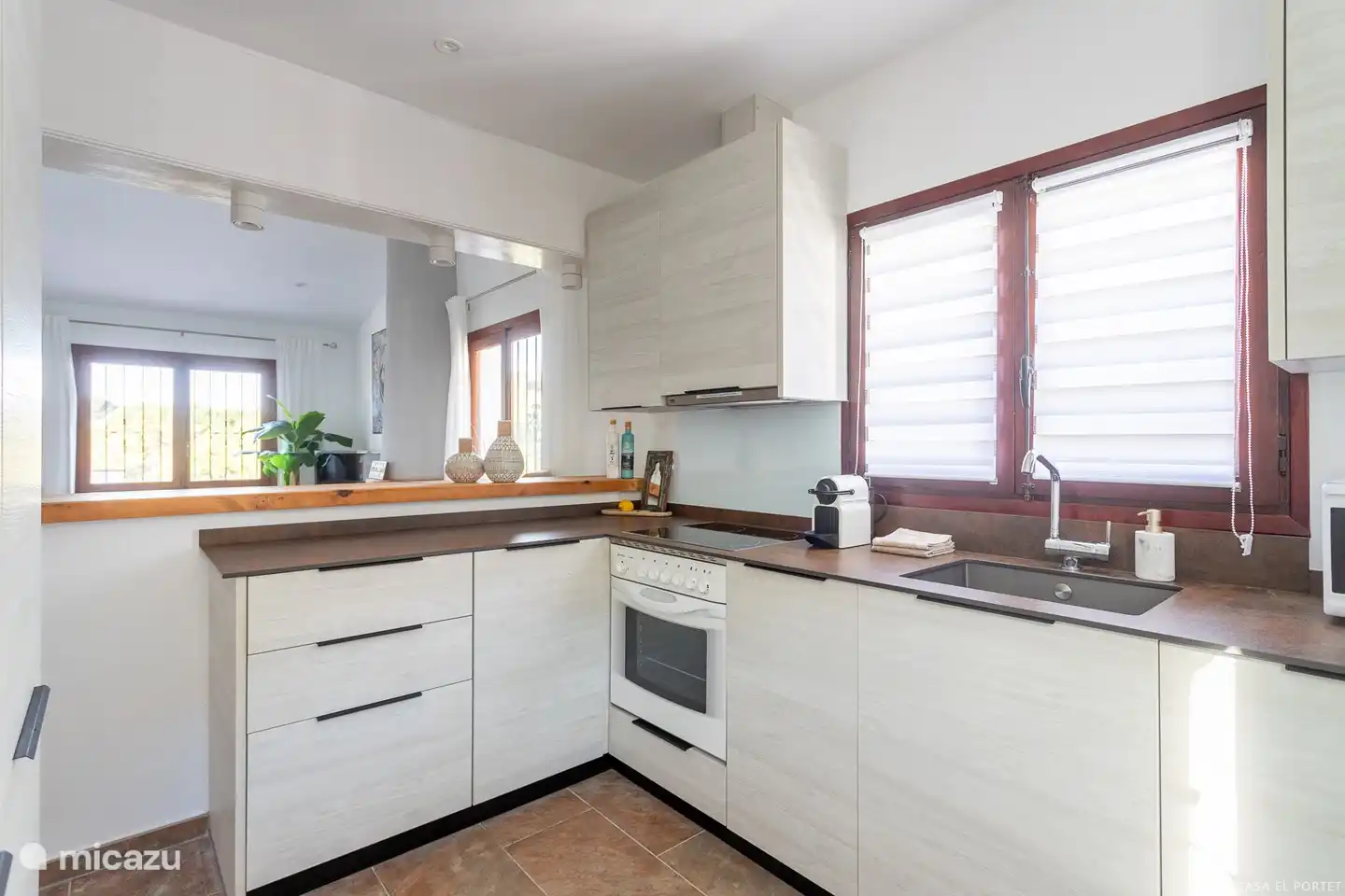 La cocina está totalmente equipada con cafetera Nespresso, lavavajillas, nevera, horno, microondas, tetera.