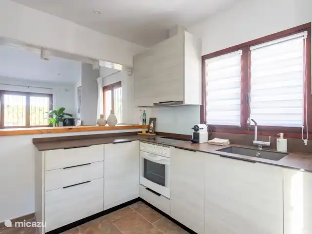 Casa El Portet en España, Costa Blanca, Moraira - casa vacacional La cocina está totalmente equipada con cafetera Nespresso, lavavajillas, nevera, horno, microondas, tetera.