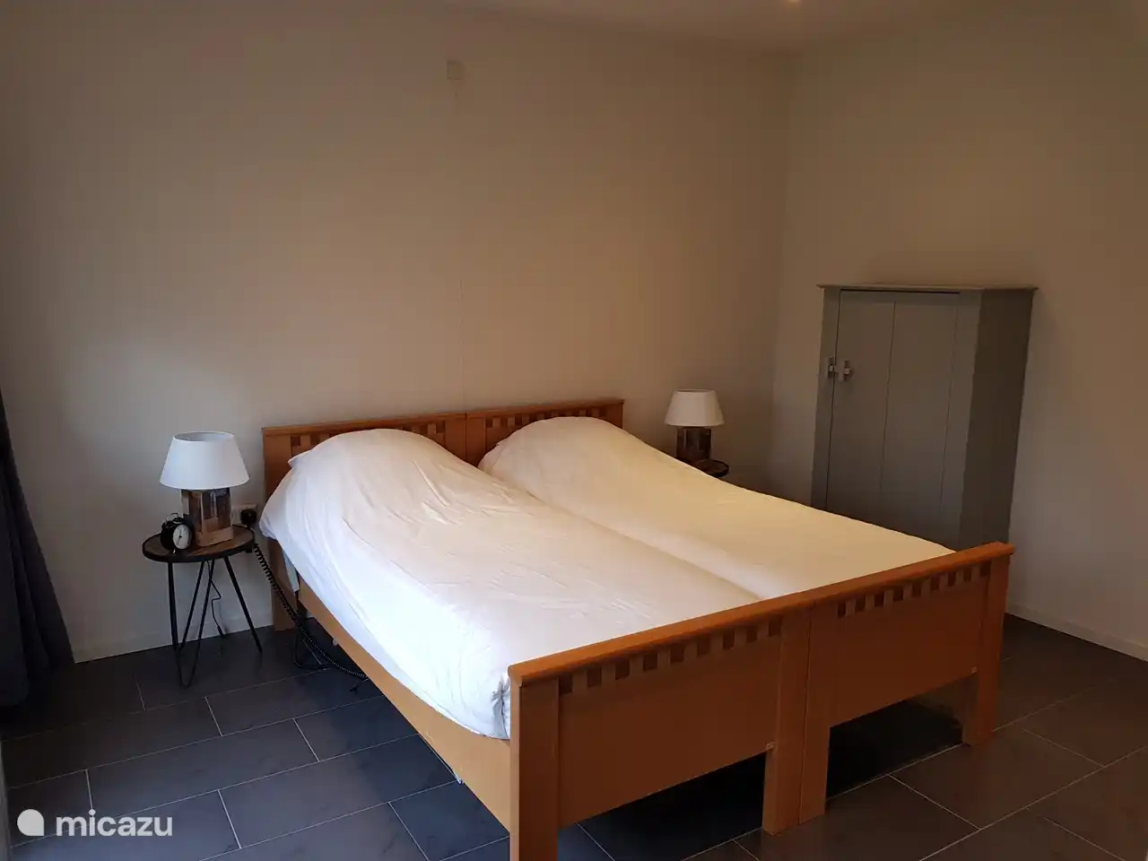 Schlafzimmer mit 2 elektrischen Hoch-Tiefbetten