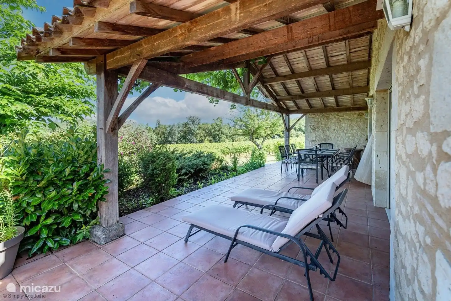 Sonnenliegen auf der Terrasse