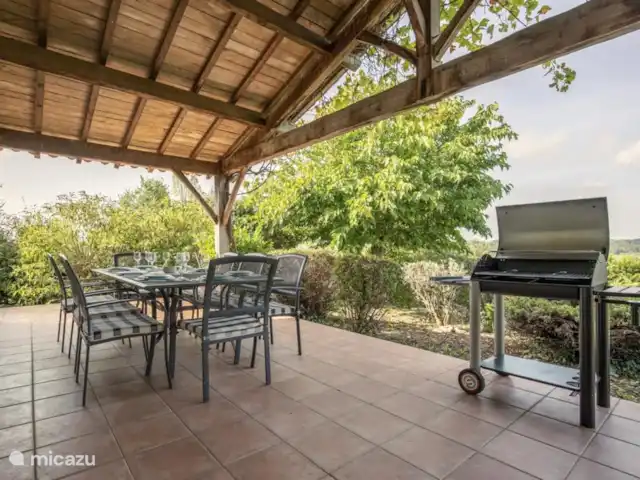 Vignefermé en Francia, Dordoña, Razac-de-Saussignac - casa vacacional Gran mesa de comedor y barbacoa en la terraza cubierta