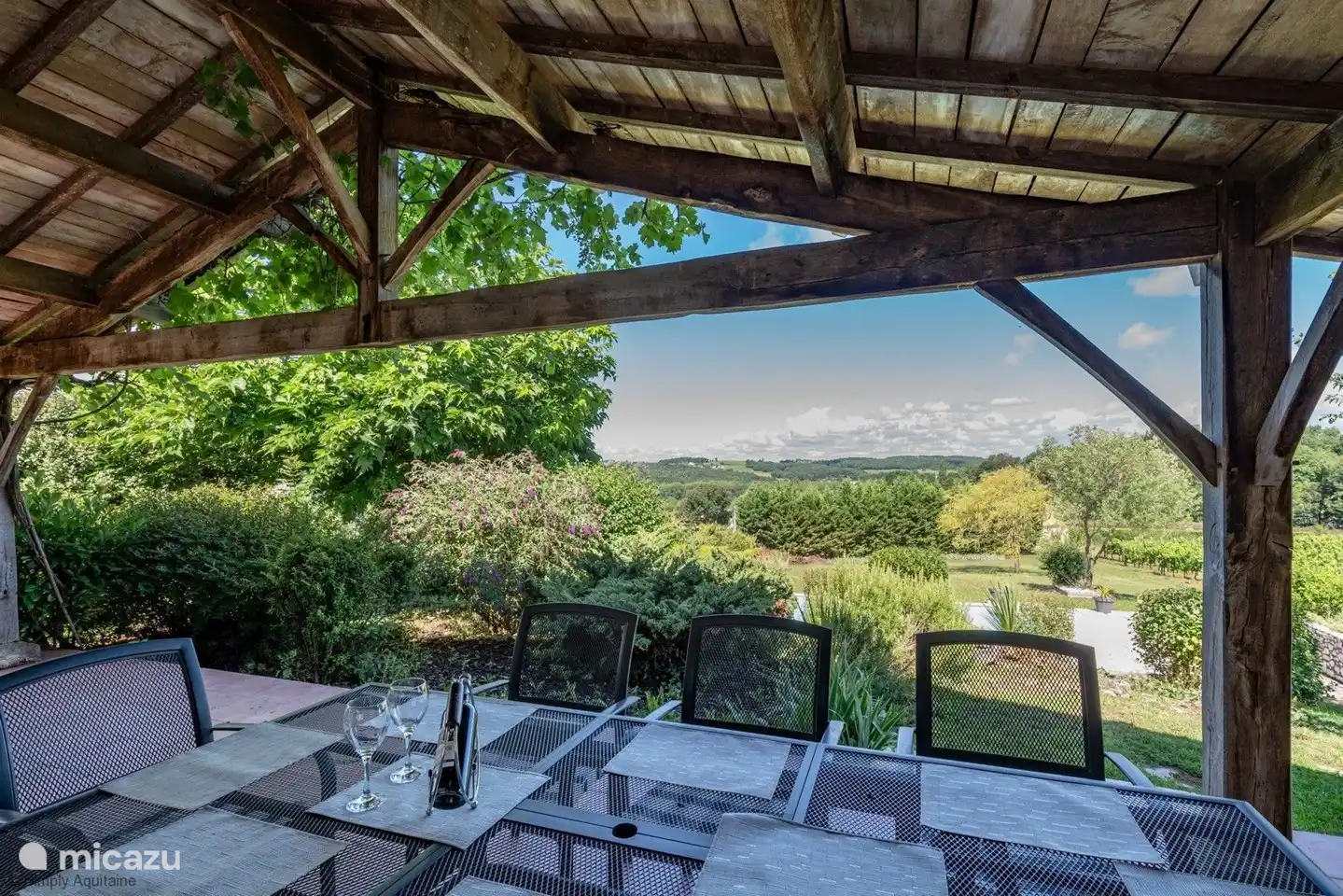 Von der überdachten Terrasse haben Sie einen schönen Blick über das Tal