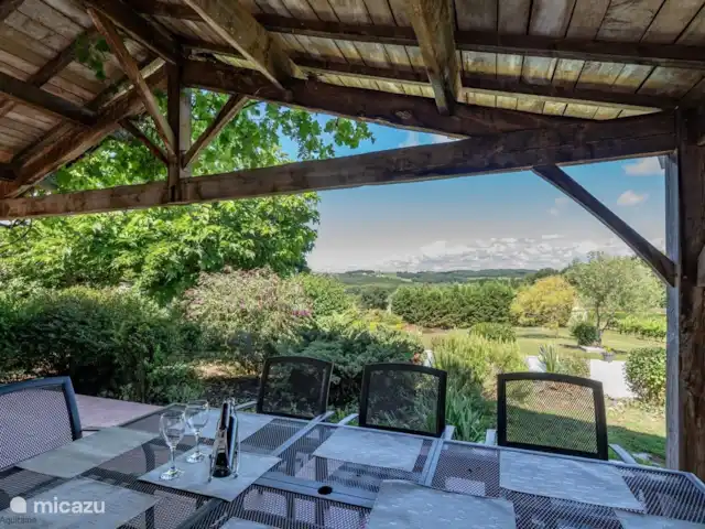 Vignefermé en Francia, Dordoña, Razac-de-Saussignac - casa vacacional Desde la terraza cubierta se tiene una hermosa vista sobre el valle.