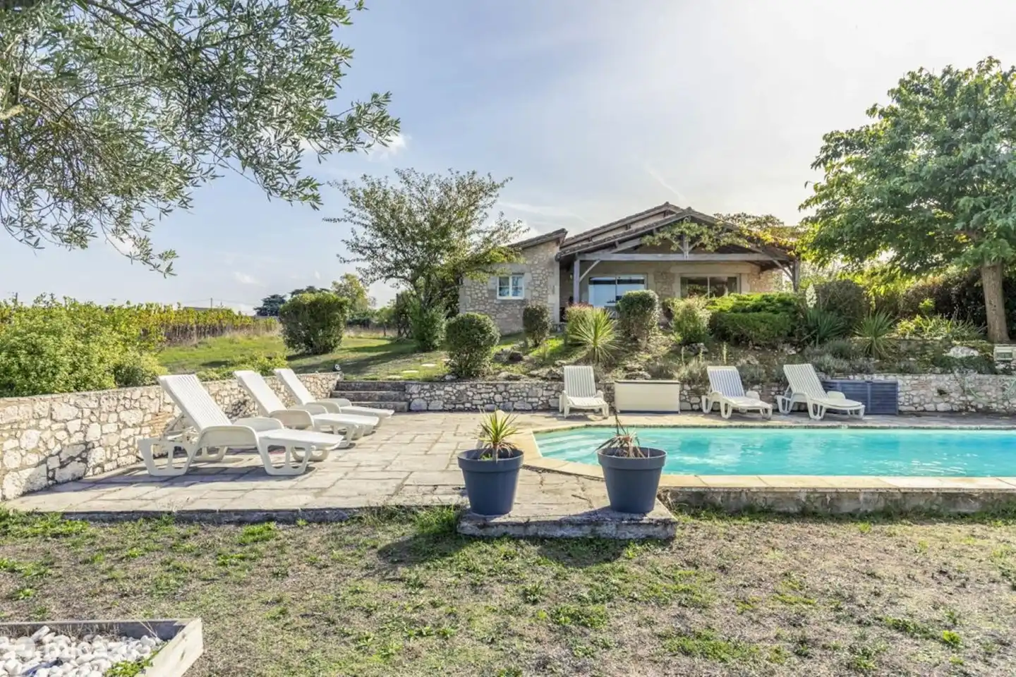 Großer Garten mit genügend Sonnenliegen für alle