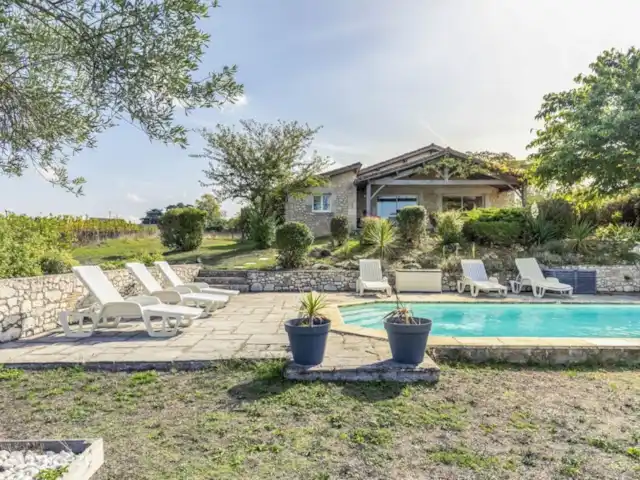 Vignefermé en Francia, Dordoña, Razac-de-Saussignac - casa vacacional Amplio jardín con suficientes tumbonas para todos