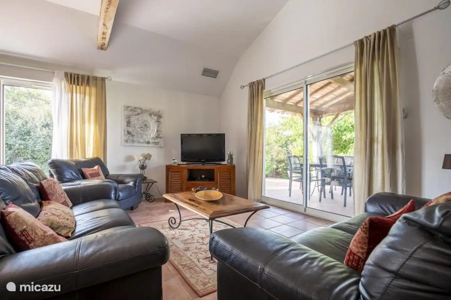 Geräumiges Wohnzimmer mit 2 großen Sofas