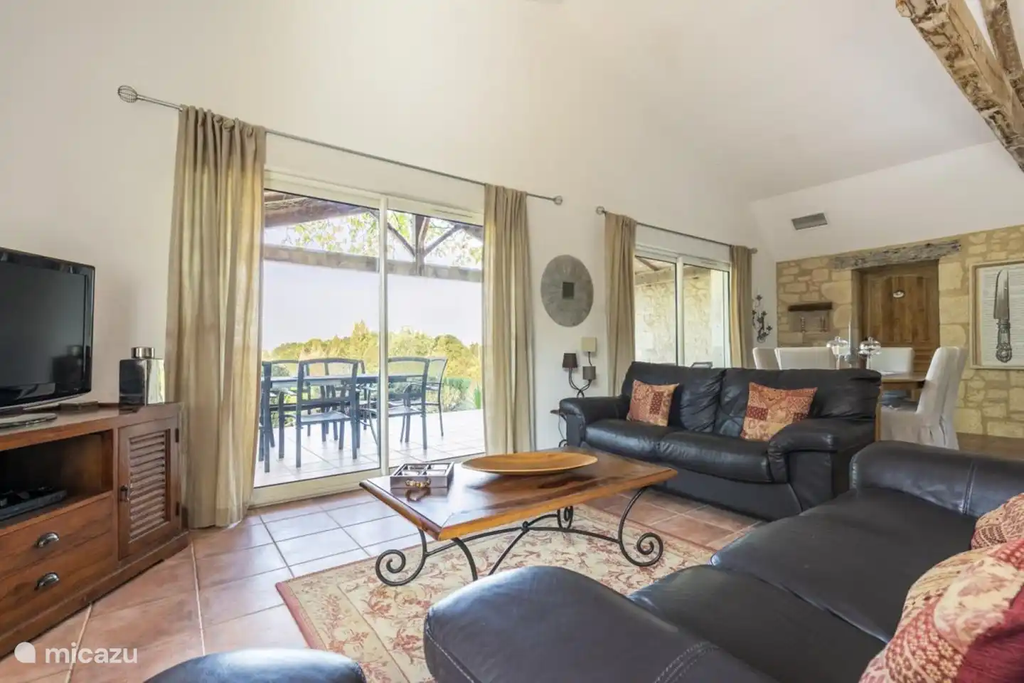 Vom Wohnzimmer aus können Sie durch die Schiebetüren auf die Terrasse gehen