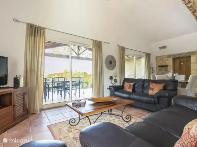 Vignefermé en Francia, Dordoña, Razac-de-Saussignac - casa vacacional Desde el salón se puede ir a la terraza a través de las puertas correderas.