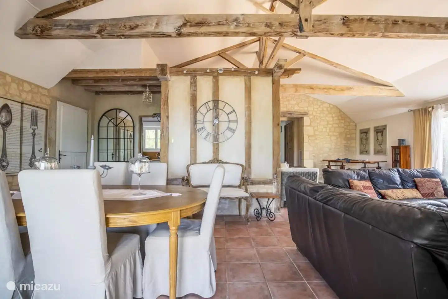 Wohnzimmer und Esstisch