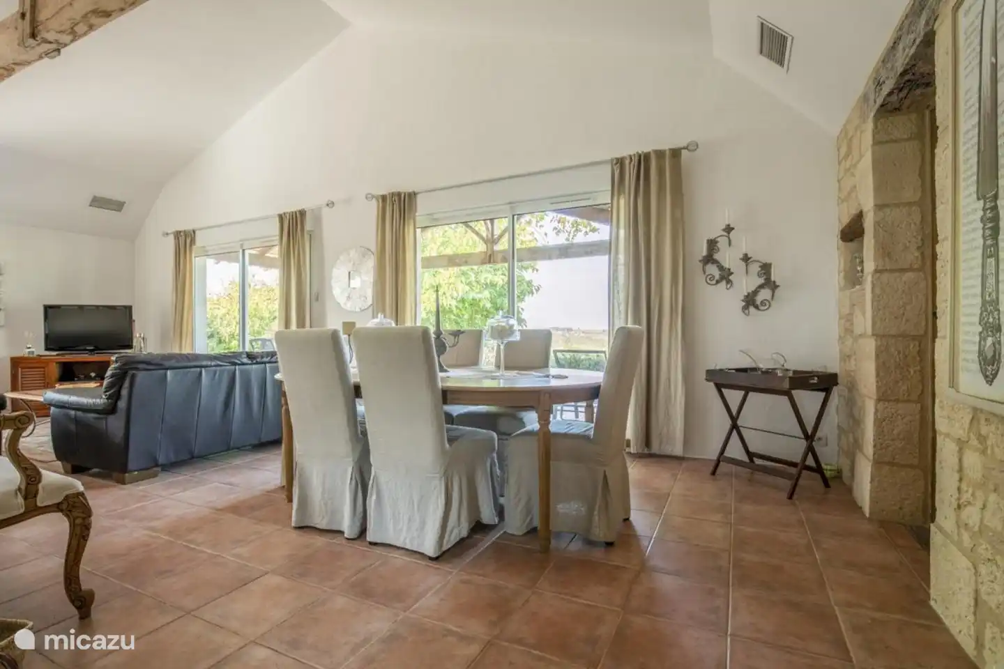 Geräumiger Esstisch