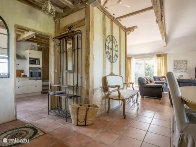 Vignefermé en Francia, Dordoña, Razac-de-Saussignac - casa vacacional Puedes caminar por la sala de estar hasta la cocina.