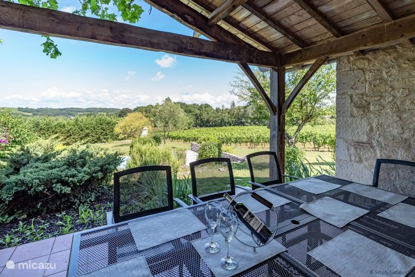 Überdachte Terrasse mit Blick auf den Garten