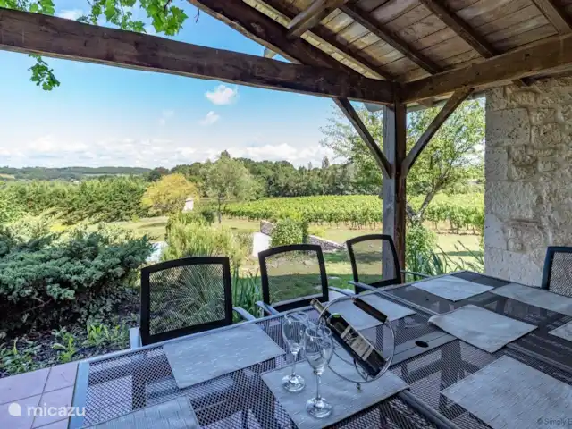 Vignefermé en Francia, Dordoña, Razac-de-Saussignac - casa vacacional Terraza cubierta con vista al jardín
