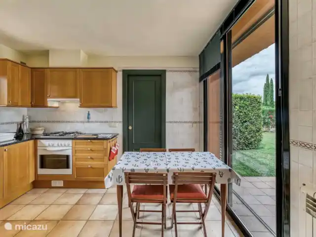 Location de Vacances Espagne, Costa Brava, Navata, villa - Villa Josi Torremirona Resort cuisine avec accès direct au jardin avec grande terrasse avec table à manger