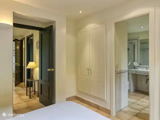 Location de Vacances Espagne, Costa Brava, Navata, villa - Villa Josi Torremirona Resort Chambre principale avec salle de bain privée